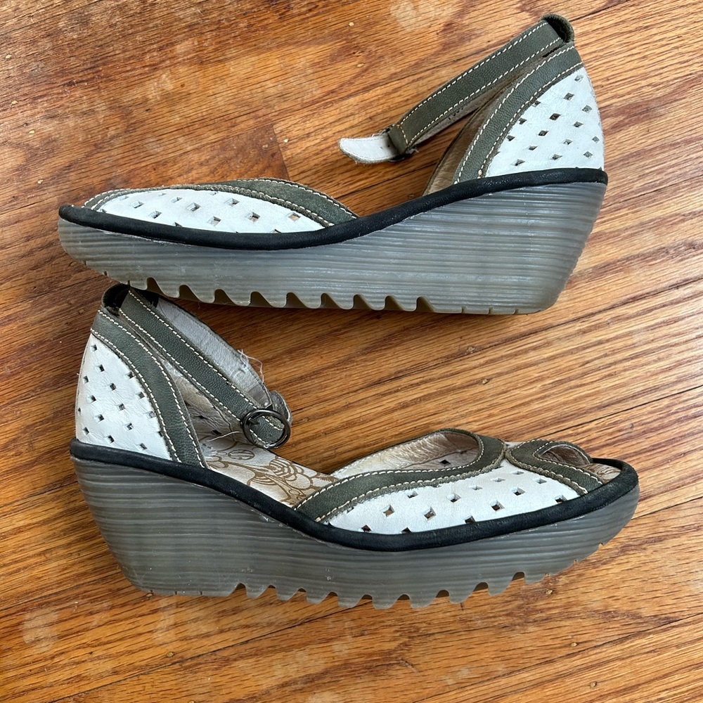 FLY LONDON YDEL PERFORATED LEATHER WEDGE SANDAL WHITE/RETRO SIZE 39/8 - Picture 3 of 5